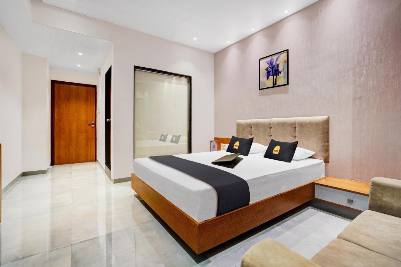 Townhouse Oak Hotel Vaibhav Surat Exterior photo